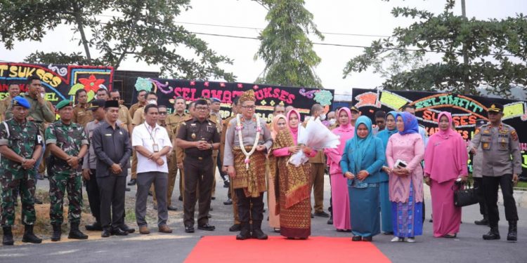 Upacara Penyambutan Kapolres Labuhanbatu Selatan AKBP H.CATUR SUNGKOWO,S.Ag.S.H., M.H.Di Warnai Parade