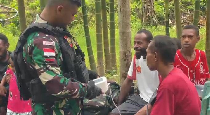TNI AD Berikan Pelayanan Kesehatan Gratis Di Perbatasan