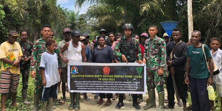 Satgas Pamtas Yonif 132/BS Menggelar Karya Bhakti Di Distrik Mannem