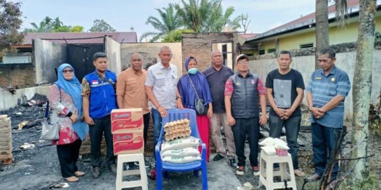 Asisten I Pemerintahan Dan Kesra Drs.Sarimpunan.Ritonga.M.Pd , Serahkan Bantuan Berupa Sembako Kepada Warga Korban Kebakaran di Lingkungan Padang Bulan