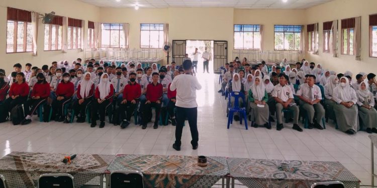 KBO Sat Res Narkoba Polres Labuhanbatu, IPTU Elimawan Sitorus, SH Lakukan Penyuluhan dan Sosialisasi Bahaya Narkoba di SMKN 2 Rantau Utara