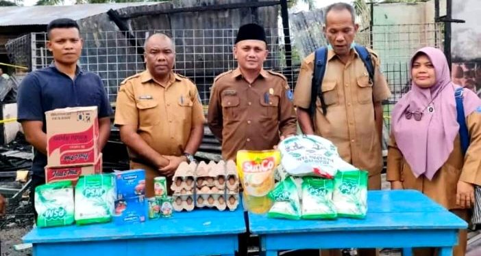 Bupati Labuhanbatu Diwakili PLT Kadis Sosial Serahkan Bantuan Di Panai Hilir
