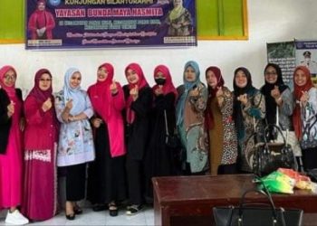 Ketua TP PKK Labuhanbatu Saat Diabadikan Bersam Masyarakat Dan Pengurus TP PKK Kecamatan Panai Hulu