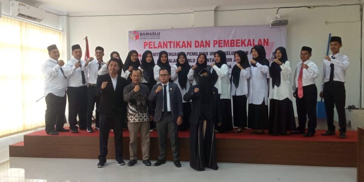 Panwascam Langsa Lama Lantik 15 Orang Sebagai Panwaslu Kelurahan