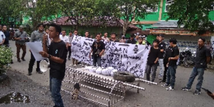 Aktivis Aliansi Merdeka ((ALASKA) Gelar Demo, PDAM Kok Rugi Terus ?