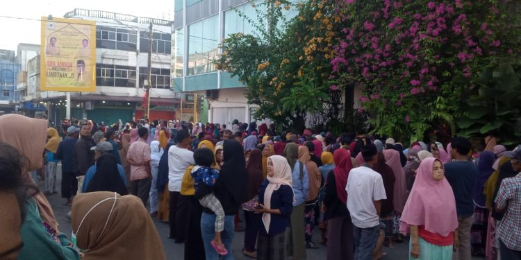 Ratusan Warga Kota Langsa Memadati Kediaman Keluarga Ilham Pangestu Anggota DPR RI Dari Fraksi Partai Golkar