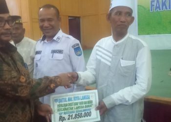 Baitul Mal Kota Lngsa Menyalurkan Zakat Asnaf Fakir dan Miskin Tahun 2023