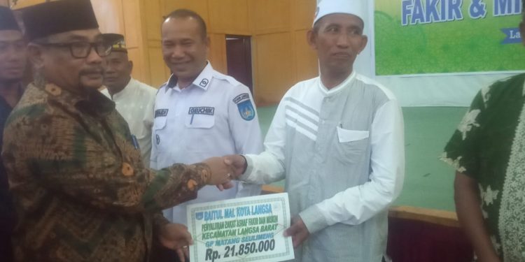 Baitul Mal Kota Lngsa Menyalurkan Zakat Asnaf Fakir dan Miskin Tahun 2023
