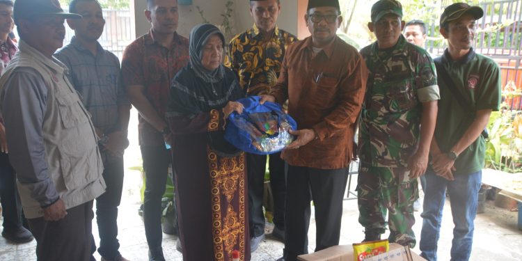 Pemerintah Kota Langsa Serahkan Bantuan Masa Panik ke Korban Kebakaran