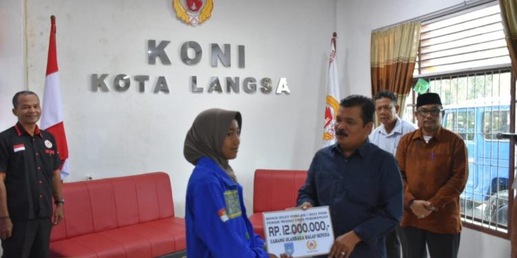 Pj.Walikota Langsa Secara Simbolis Serahkan Bonus Kepada Atlit PORA ke XIV