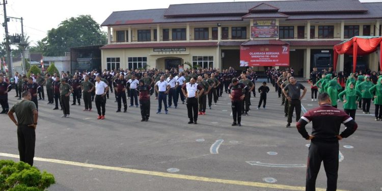 Sambut Hari Bhayangkara Ke 77 Polres Langsa Bersama TNI-Polri Laksanakan Olah Raga Sinergitas
