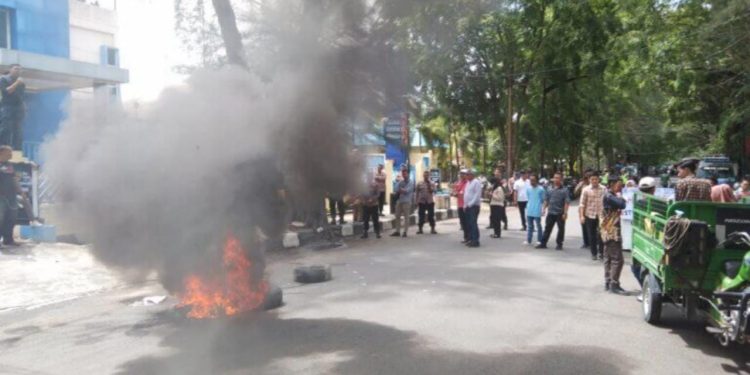 Berbagai Elemen Lakukan Aksi Unjuk Rasa Ke Kantor Bea Cukai Langsa