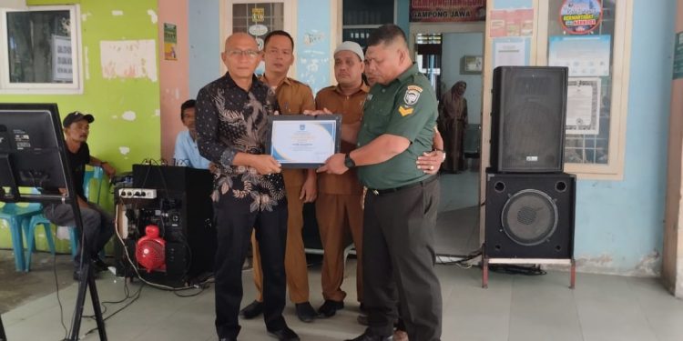 Kegiatan Lepas Sambut Perpisahan Babinsa Sertu Juliansyah Kepada Serma Hendra Kurniawan, Tampak Haru