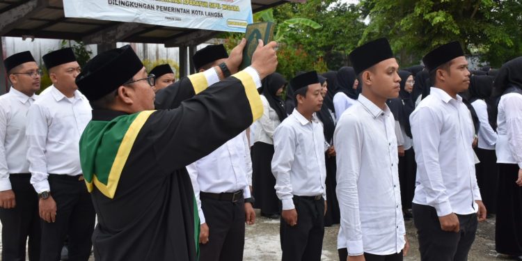 Pj.Walikota Langsa Mengambil Sumpah dan Menyerahkan Surat Keputusan ( SK ) Kepada 90 Orang Pengawai Pemerintah Dengan Perjanjian Kerja ( PPPK ) di Wilayah Kota Langsa
