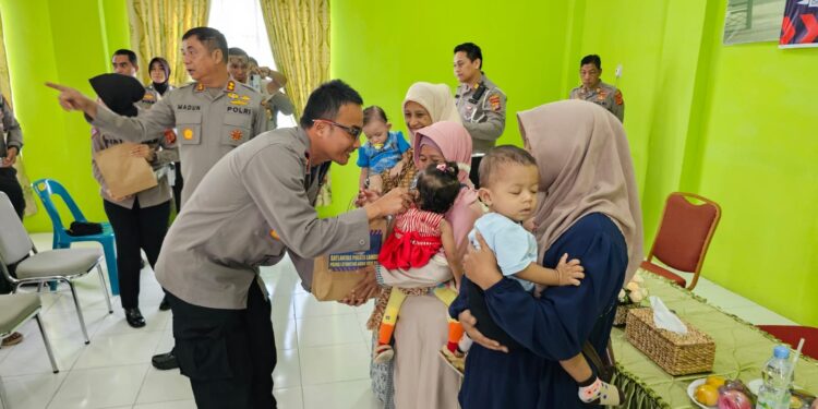 Polantas Aceh Hadir Peduli Stunting, Polres Langsa Berikan Bantuan Asupan Gizi dan Susu