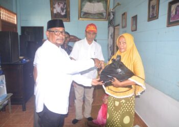 Pj.Walikota Langsa Bagikan Sembako Bagi Penyandang Disabilitas  Dan Lansia