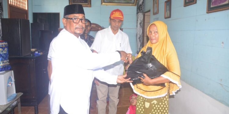 Pj.Walikota Langsa Bagikan Sembako Bagi Penyandang Disabilitas Dan Lansia