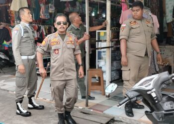 SATPOL PP KOTA LANGSA MELAKUKAN PENERTIBAN PARA PEDAGANG DI SEPUTARAN PUSAT PASAR KOTA