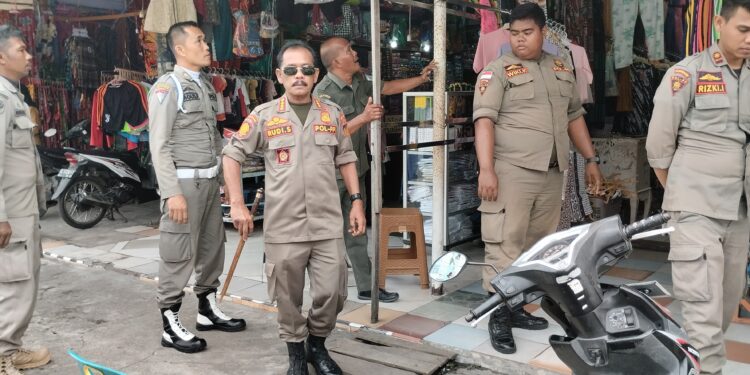 SATPOL PP KOTA LANGSA MELAKUKAN PENERTIBAN PARA PEDAGANG DI SEPUTARAN PUSAT PASAR KOTA