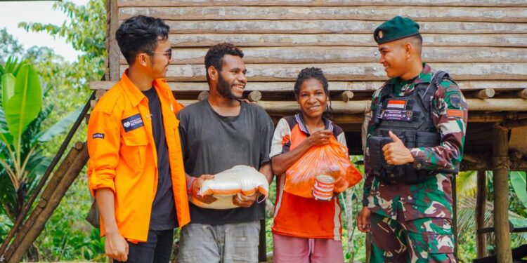 Indahnya Berbagi Satgas Pamtas Statis RI-PNG Yonif 111/KB Bersama Tim Relawan Rumah Zakat Bagi Sembako Untuk Warga Distrik Kombut Pedalaman Papua Selatan