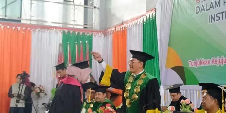 Lulus dengan IPK Tertinggi, Rektor IAIN Langsa Berikan Beasiswa S2