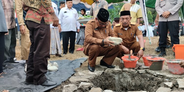 Sekda Kota Langsa Meresmikan Peletakan Batu Pertama Pembangunan Mesjid Baitul Izzah Gampong Baru