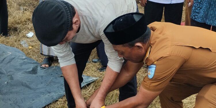 Tokoh Masyarakat Gampong Baru Saipol Azmi SH Ikut Andil Peletakan Batu Pertama