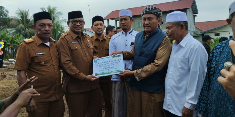 Pemko Langsa Melalui Badan Baitul Mal Salurkan Bantuan 100 Sak semen Untuk Pembangunan mesjid Baitul Izzah Gampong Baro