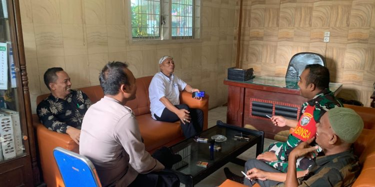 Upaya Bersama Babinsa, Geuchik, dan Perangkat Desa: Larangan Pembuangan Sampah di Bantaran Sungai untuk Jaga Kebersihan Lingkungan”