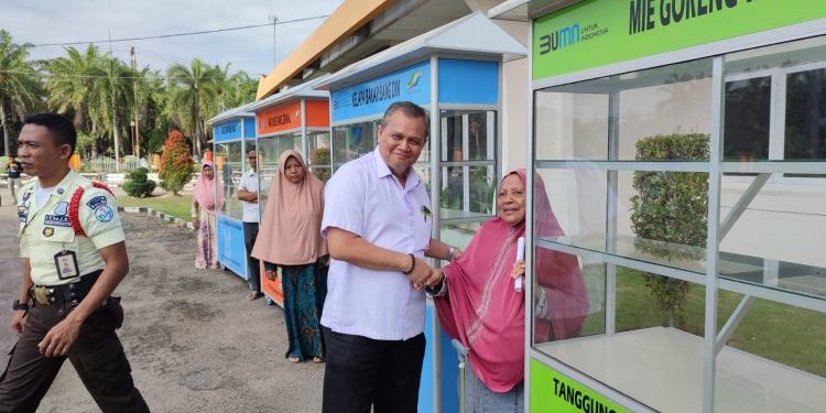 PTPN I Salurkan Bantuan peralatan usaha berupa Stelling dan gerobak Sol sepatu untuk pedagang kecil