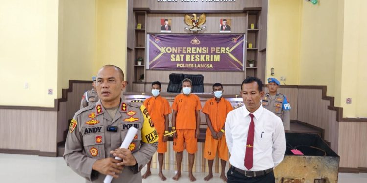 Polres Langsa menetapkan tiga warga Bangladesh sebagai tersangka dalam kasus penyuludupan imigran gelap ke Indonesia.