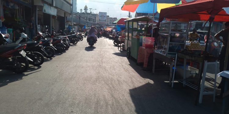 Antusiasme pengunjung yang berbelanja untuk santapan berbuka puasa cukup tinggi
