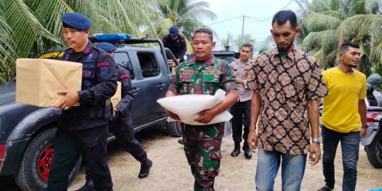 Dalam Rangka Jum’at Berkah Brimob Kompi 2 ,Bersama Bhabinkamtibmas Dan Bhabinsa Langsa Kota Salurkan Sembako