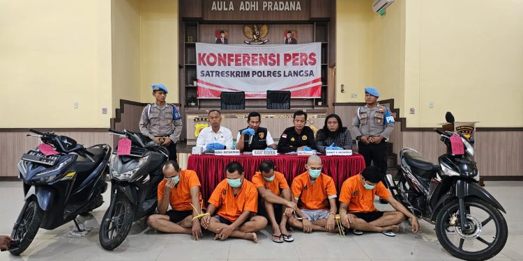 Dua spesialis pencurian sepeda motor yang sering beraksi di Kota Langsa berhasil dibekuk Sat Reskrim Polres Langsa