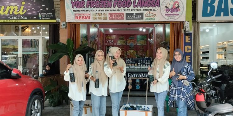 Dalam Rangka Memperingati 1Dzulhijjah Toko Frozen Food Bagikan Minyak Bensin Kepada Abang Becak