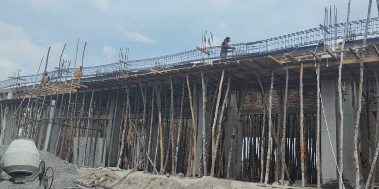 Para Pekerja Proyek Pembangunan Gedung Fakultas Ekonomi Unsam Abaikan K3