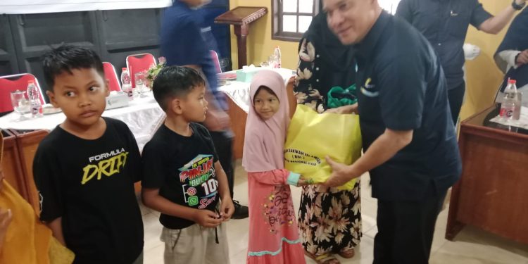 Direktur Hubungan Kelembagaan, Irwan Perangin – angin dalam kunjungan kerjanya ke- PTPN. IV Regional 6 Aceh menyerahkan bantuan bea siswa kepada anak berprestasi dan sekaligus menyantuni anak yatim