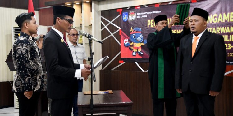 Pj Walikota Langsa Syaridin S.Pd., M.Pd melantik serta mengambil sumpah Pergantian Antar Waktu (PAW) anggota KIP