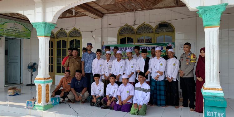 Geuchik” Nurdin Gampong Alue Beurawe Berikan Bantuan Kitab,