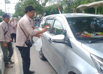 Rasa Bentuk Nasionalisme Yang Tinggi Kepada NKRI,  Perwal Bagikan Ratusan Bendera Merah Putih Bagi Pengguna Jalan