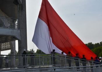 Dalam Rangka HUT RI Ke-79 Pemko Langsa Kibarkan Bendera Raksasa di Puncak Tower Manggrove
