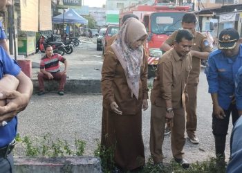 Kadis PUPR Bersama Pemadam Kebakaran Dan DLH kota Langsa Turun Tangan Membersihkan Parit Tersumbat