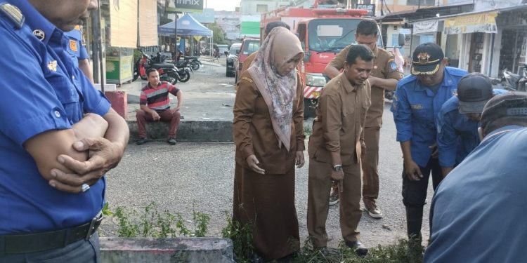 Kadis PUPR Bersama Pemadam Kebakaran Dan DLH kota Langsa Turun Tangan Membersihkan Parit  Tersumbat