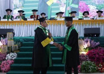 Ditengah Keterbatasan Ekonomi Rizal Efendi Raih Lulusan Terbaik, Rektor IAIN Langsa Serahkan Bantuan Tunai