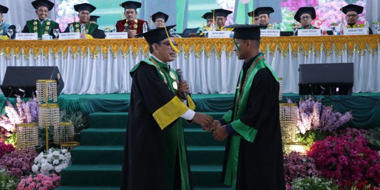 Ditengah Keterbatasan Ekonomi Rizal Efendi Raih Lulusan Terbaik, Rektor IAIN Langsa Serahkan Bantuan Tunai